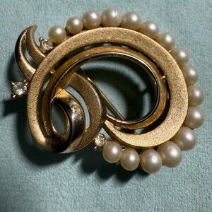 1950s Trifari Elegant Gold and Pearl Brooch- great condition, collectible